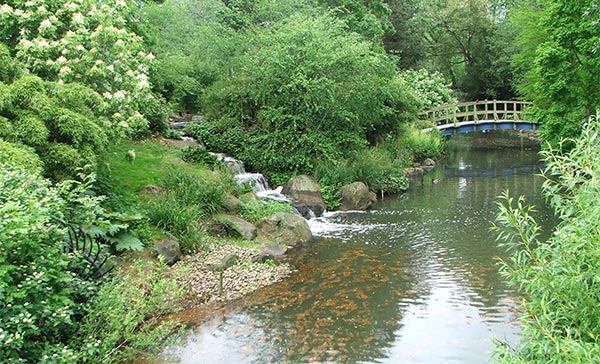 http://www.mooseyscountrygarden.com/botanical-gardens/regents-park-bridge.jpg