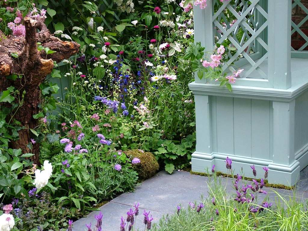 English Country Garden Decorating Photograph | english-