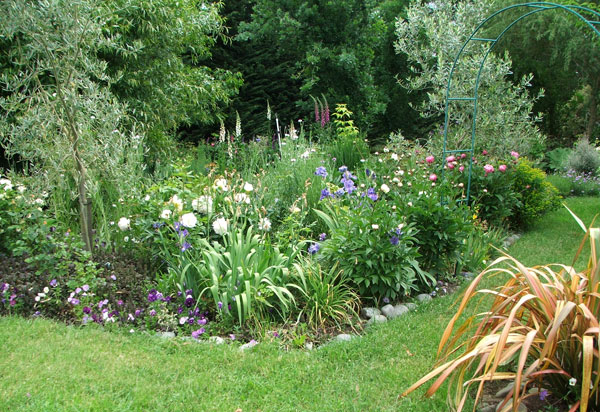  Full of peonies and roses. 