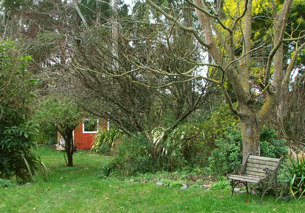 That garden seat looks jolly cold! That garden seat looks jolly cold!