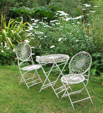  They make a pretty picture with my white garden furniture. 