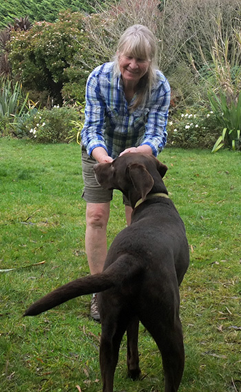  Trying to get the brown dog to pose with me for the camera. 