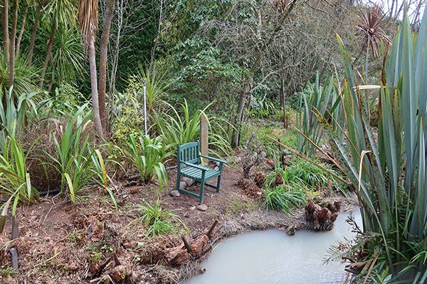  The garden seat. 