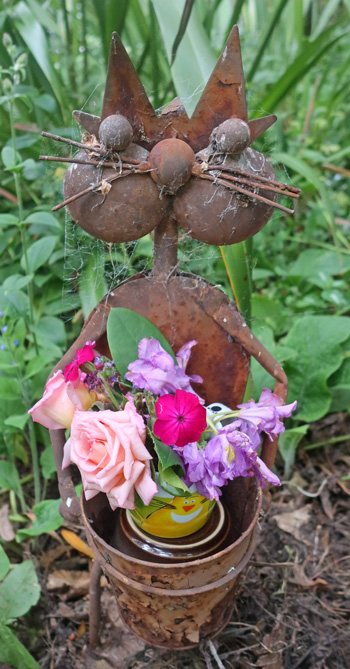  A rusty old cat and fowers! 