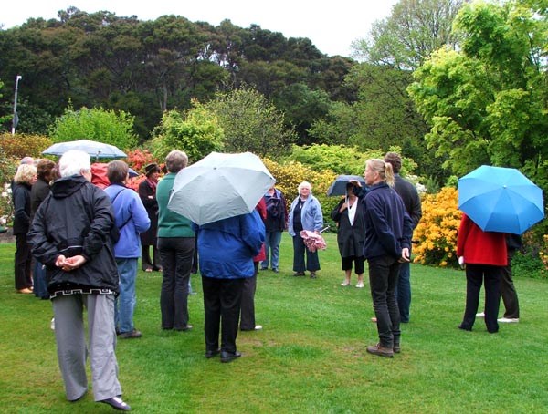  Listening to the tour guide at the Botanic Gardens. 