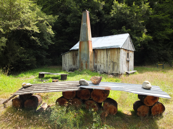  A historic hut on the Wangapeka Track. 