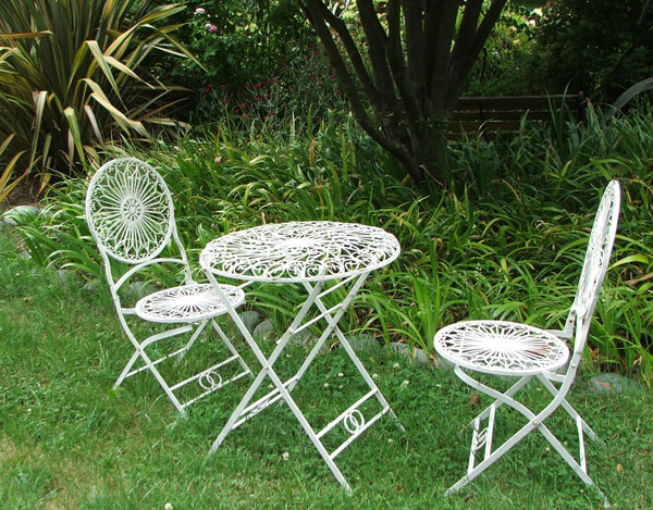  Better for a relaxing gardener in summer. 