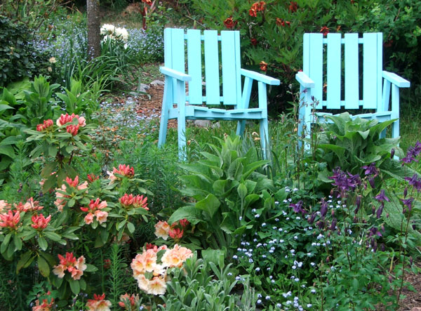  Comfortable seats for the older-lady gardener... 