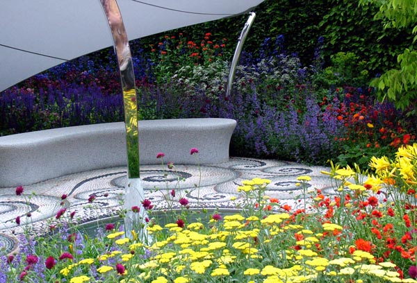  The metal pole supporting the canopy reflected the flowers, successfully blending in with the garden. 